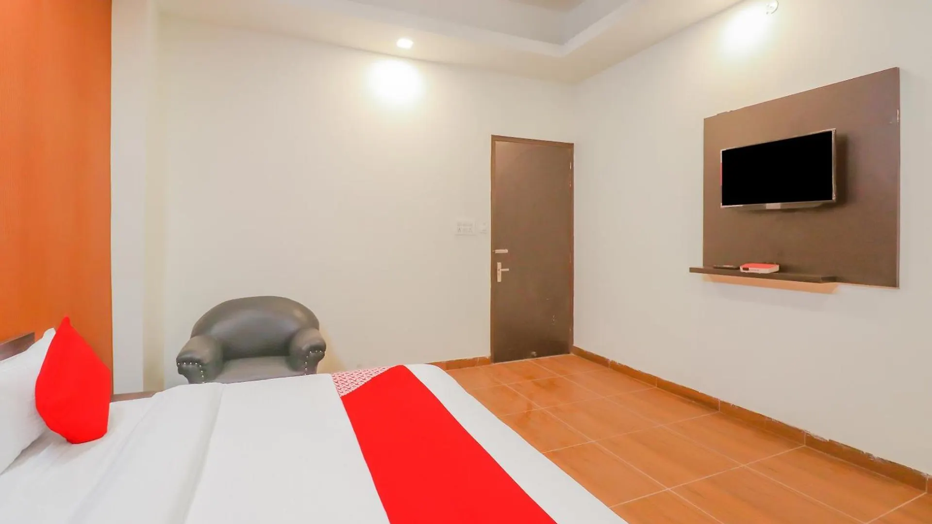Hotel O Red Crown Delhi